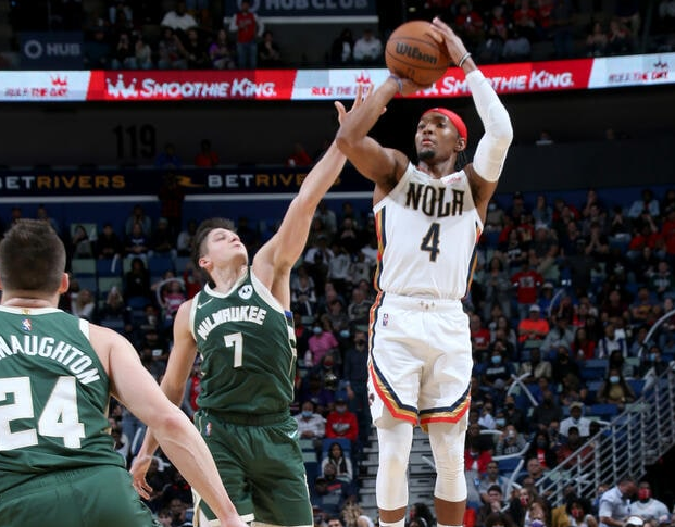  霍勒迪关键防守立功，雄鹿加时险胜篮网豪取六连胜