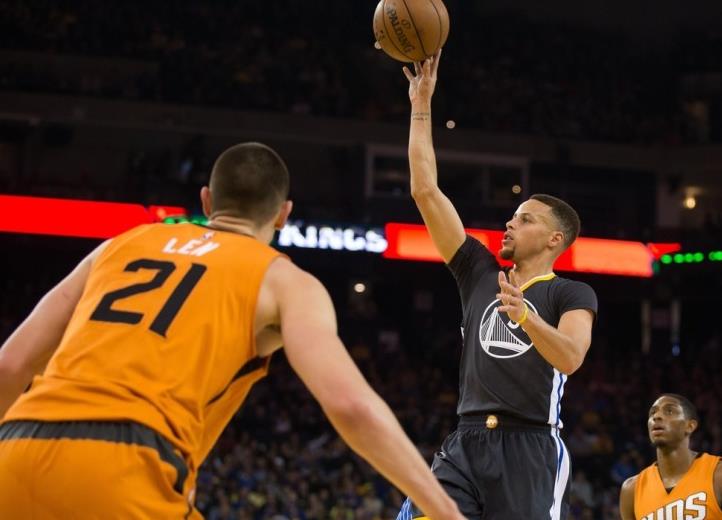  库里单节二十分开局勇士大胜国王延续强势表现